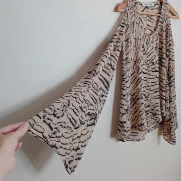Lovers + Friends Cold Shoulder Top Abstract Print XS - Picture 4 of 8
